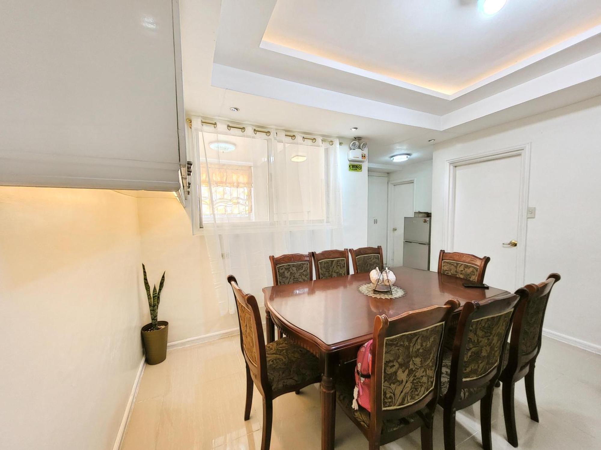 Golden Queen Apartment *